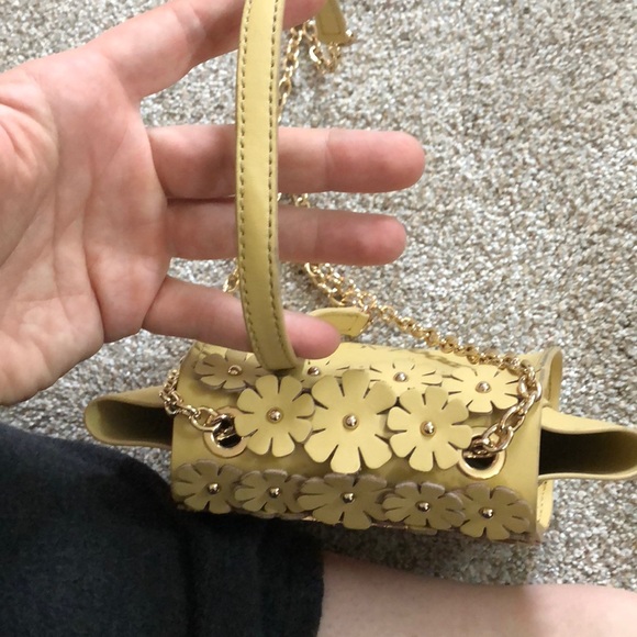 Cross body - Picture 3 of 5